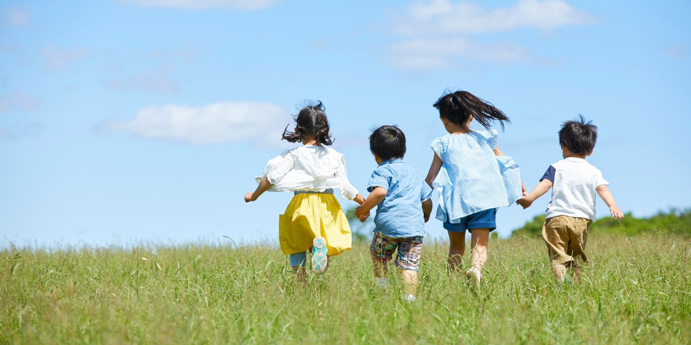 Niños corriendo en el campo